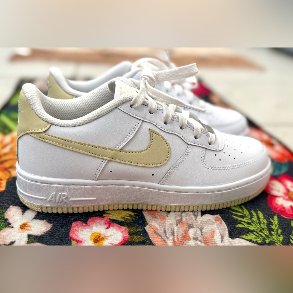 Nike Air Force 1 Low- Light Khaki/White